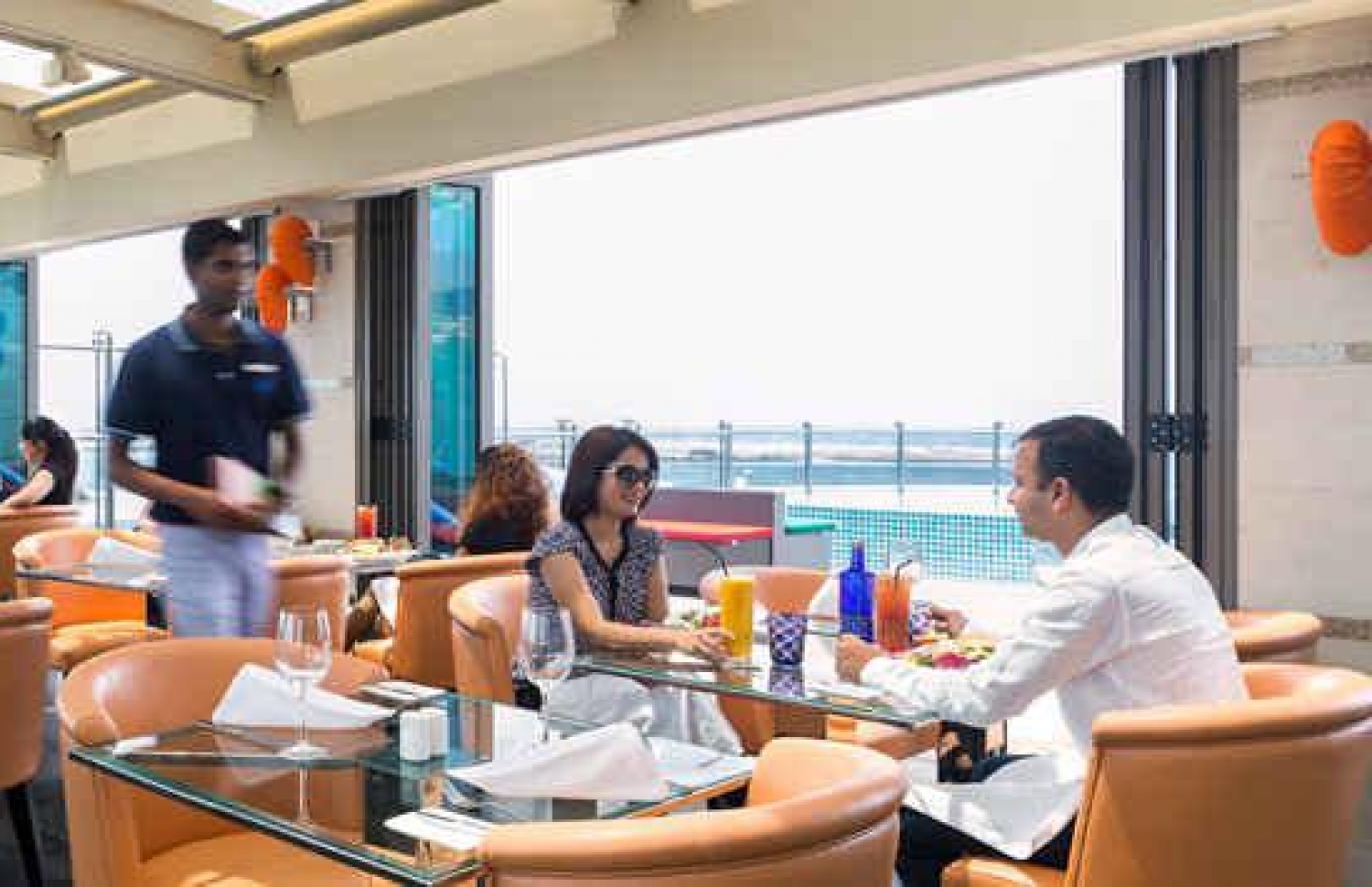 ހޮޓެލް ޖެންގެ އަޒުރް ރެސްޓޯރަންޓް. -- މިއަހަރު ޖެންގެ ރޯދަ ވިއްލުމަކީ ރަހަތަކުގެ ދަތުރެއް ކަމަށް އެ ހޮޓަލުން ބުނޭ. -- ފޮޓޯ: ޖެން