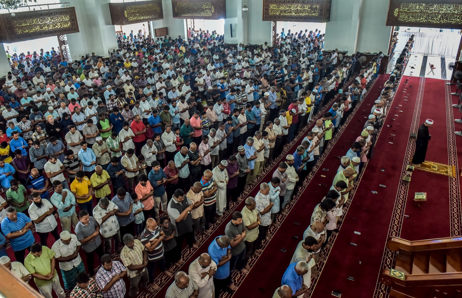 6 ޖޫން 2016، މުލަރޯދަ ދުވަހު މާލޭގެ އިސްލާމީ މަރުކަޒުގައި މެންދުރު ނަމާދު ކުރަނީ. -- ފޮޓޯ: ނިޝާން އަލީ / މިހާރު