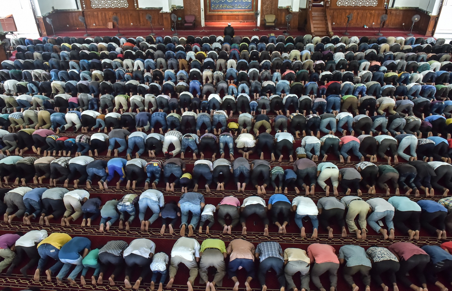 6 ޖޫން 2016، މުލަރޯދަ ދުވަހު މާލޭގެ އިސްލާމީ މަރުކަޒުގައި މެންދުރު ނަމާދު ކުރަނީ. -- ފޮޓޯ: ނިޝާން އަލީ / މިހާރު