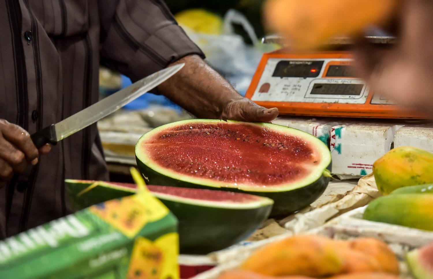 މާރުކޭޓުގެ ގޮޅިއެއްގައި ހުރި މީހަކު ކަރައެއް ފެޅުމަށްފަހު ދައްކާލަނީ: ކަރާ ކިލޯއެއްގެ އަގު ވަނީ 50ރ. އަށް އުފުލިފައި. ފޮޓޯ: ނިޝާން އަލީ / މިހާރު