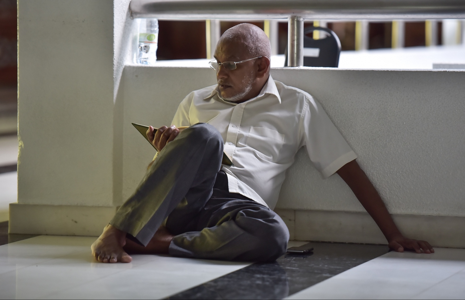 6 ޖޫން 2016، މުލަރޯދަ ދުވަހު މާލޭގެ އިސްލާމީ މަރުކަޒަށް މެންދުރު ނަމާދަށް ގޮސް ތިބި ބައެއް މީހުން ގުރުއާން ކިޔަވަނީ. -- ފޮޓޯ: މުހައްމަދު ޝަރުހާން / މިހާރު