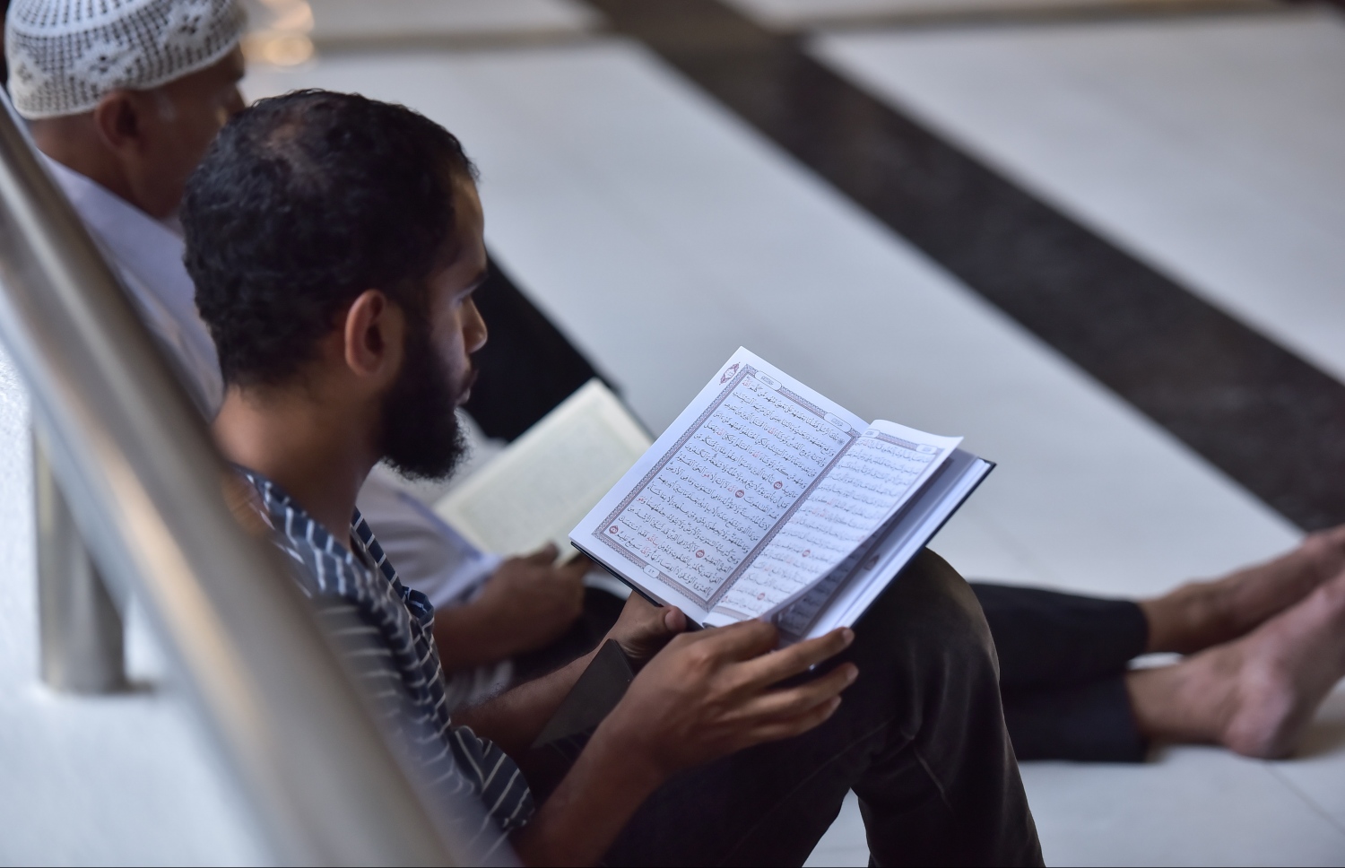 6 ޖޫން 2016، މުލަރޯދަ ދުވަހު މާލޭގެ އިސްލާމީ މަރުކަޒަށް ނަމާދަށް ގޮސް ތިބި ބައެއް މީހުން ގުރުއާން ކިޔަވަނީ. -- ފޮޓޯ: މުހައްމަދު ޝަރުހާން / މިހާރު