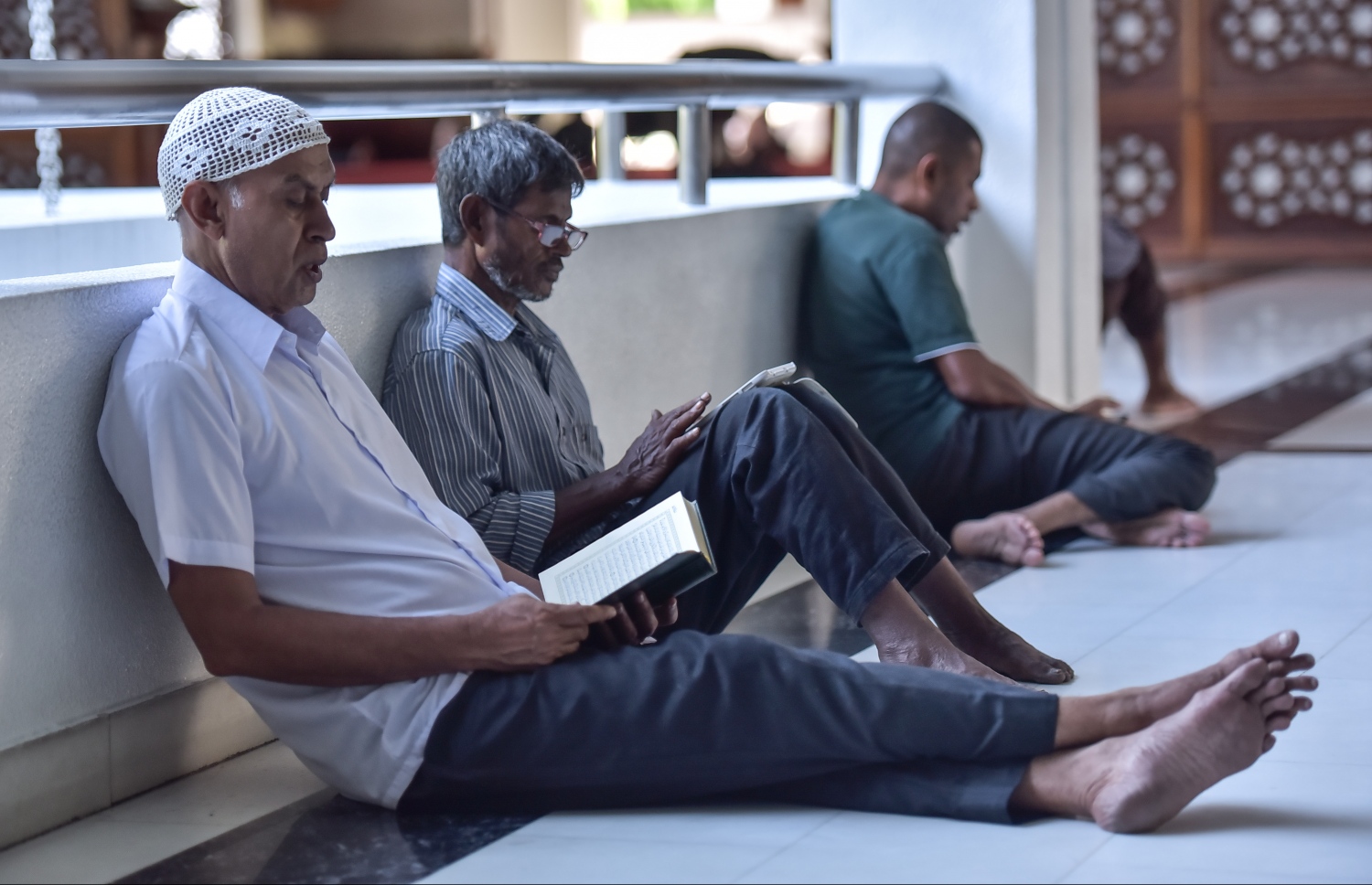 6 ޖޫން 2016، މުލަރޯދަ ދުވަހު މާލޭގެ އިސްލާމީ މަރުކަޒަށް ނަމާދަށް ގޮސް ތިބި ބައެއް މީހުން ގުރުއާން ކިޔަވަނީ. -- ފޮޓޯ: މުހައްމަދު ޝަރުހާން / މިހާރު