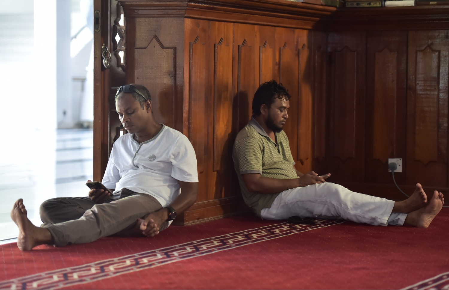 6 ޖޫން 2016، މުލަރޯދަ ދުވަހު މާލޭގެ އިސްލާމީ މަރުކަޒަށް ނަމާދަށް ގޮސް ތިބި ބައެއް މީހުން ގުރުއާން ކިޔަވަނީ. -- ފޮޓޯ: މުހައްމަދު ޝަރުހާން / މިހާރު