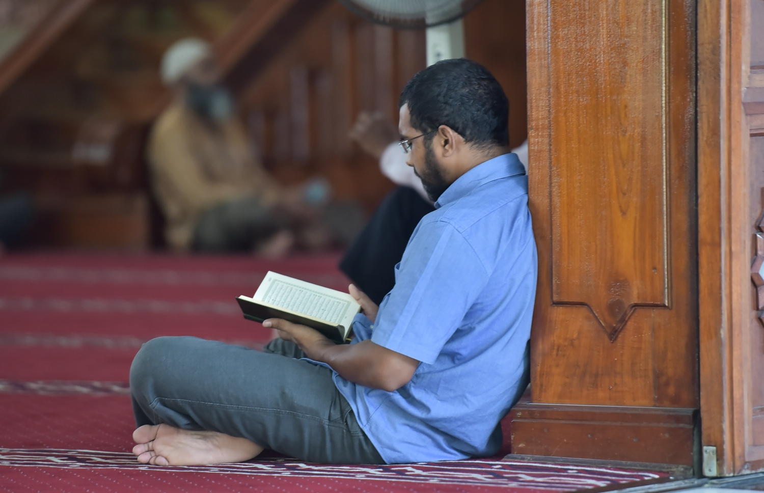 6 ޖޫން 2016، މުލަރޯދަ ދުވަހު މާލޭގެ އިސްލާމީ މަރުކަޒަށް މެންދުރު ނަމާދަށް ގޮސް ތިބި ބައެއް މީހުން ގުރުއާން ކިޔަވަނީ. -- ފޮޓޯ: ނިޝާން އަލީ / މިހާރު