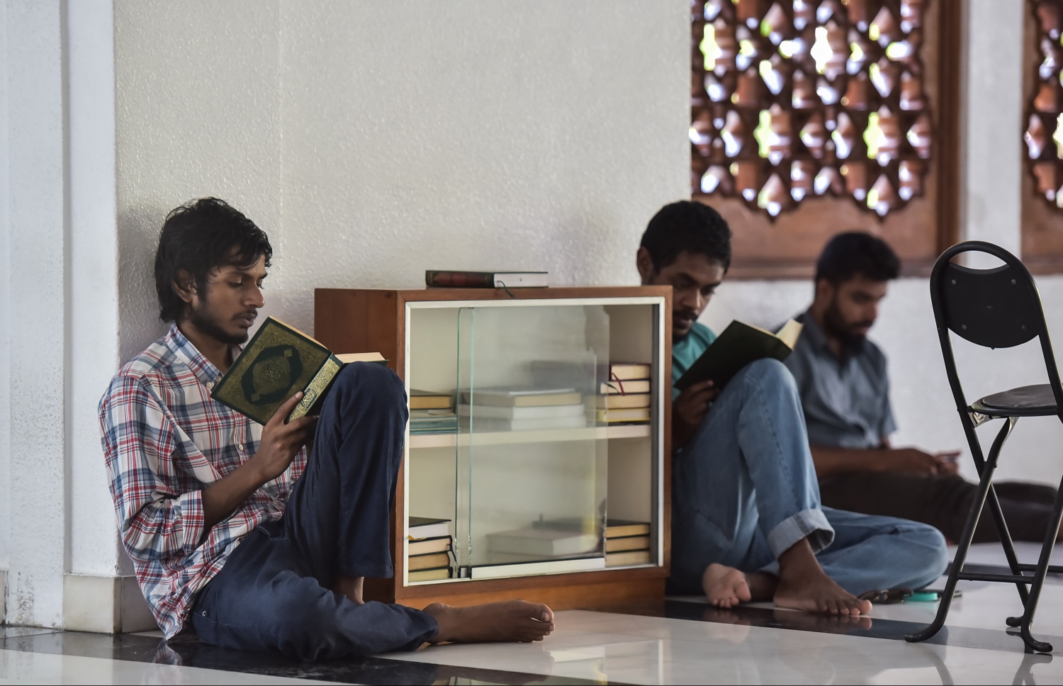 6 ޖޫން 2016، މުލަރޯދަ ދުވަހު މާލޭގެ އިސްލާމީ މަރުކަޒަށް މެންދުރު ނަމާދަށް ގޮސް ތިބި ބައެއް މީހުން ގުރުއާން ކިޔަވަނީ. -- ފޮޓޯ: ނިޝާން އަލީ / މިހާރު