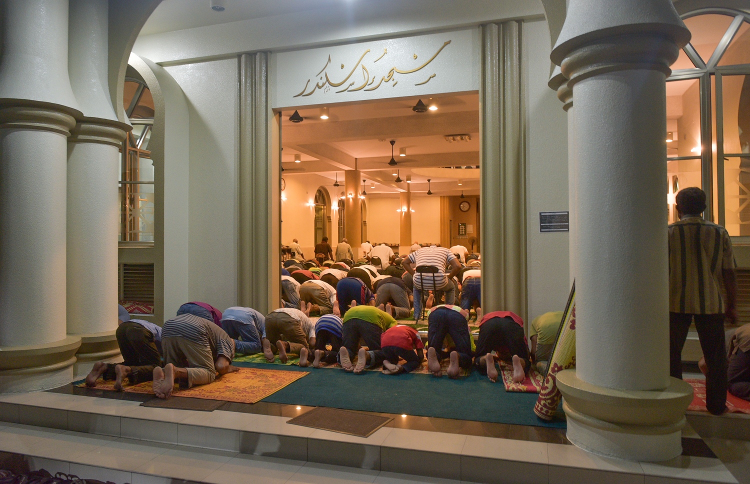 6 ޖޫން 2016، މުލަރޯދަ ދުވަހުގެ ރޭ މާލޭގެ އިސްކަންދަރު މިސްކިތުގައި ތަރާވީހް ނަމާދު ކުރަނީ. -- ފޮޓޯ: މުހައްމަދު ޝަރުހާން / މިހާރު