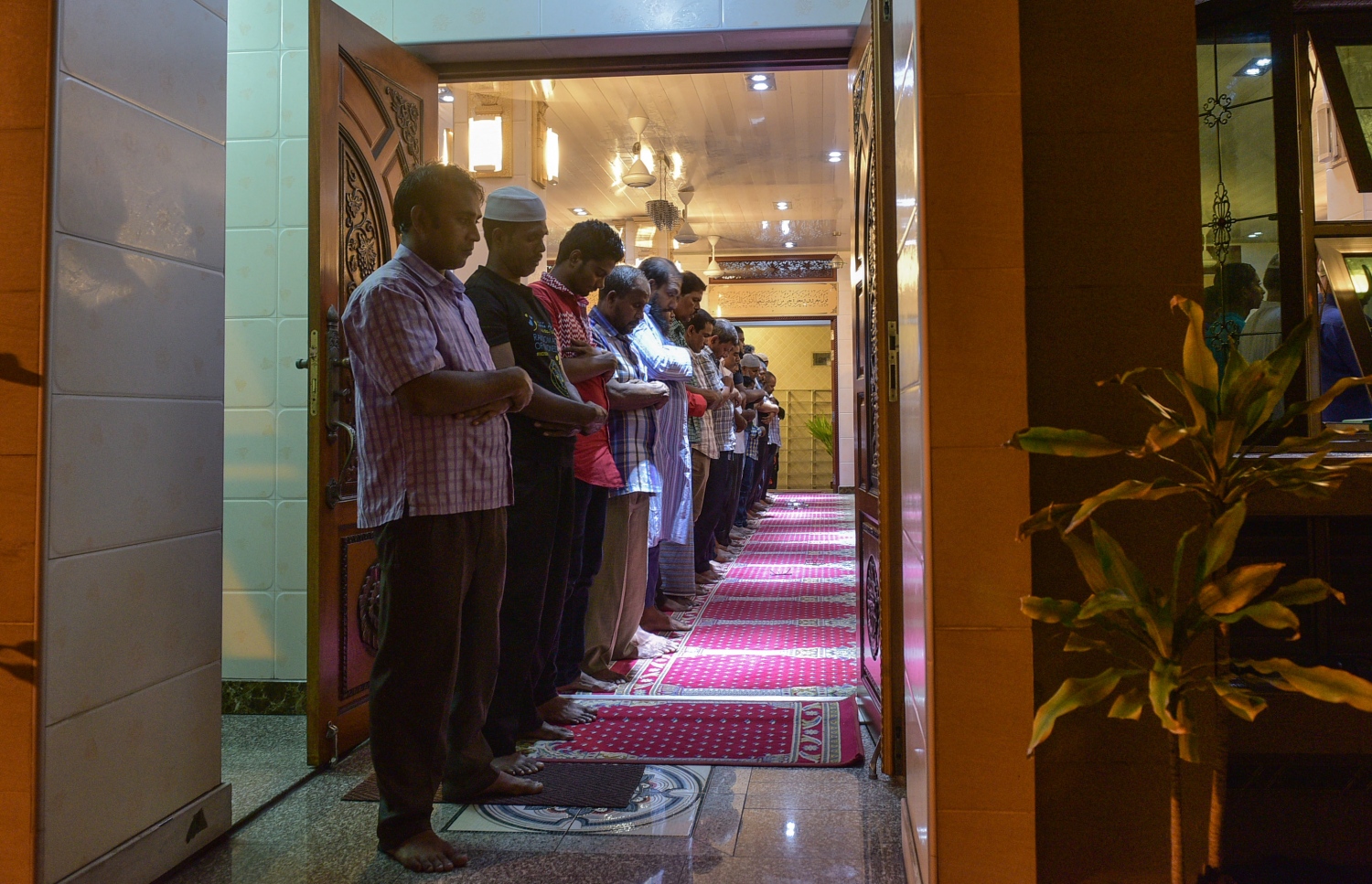 6 ޖޫން 2016، މުލަރޯދަ ދުވަހުގެ ރޭ މާލޭގެ މަސްޖިދު ޢިމާދުއްދީންގައި ތަރާވީހް ނަމާދު ކުރަނީ. -- ފޮޓޯ: މުހައްމަދު ޝަރުހާން / މިހާރު