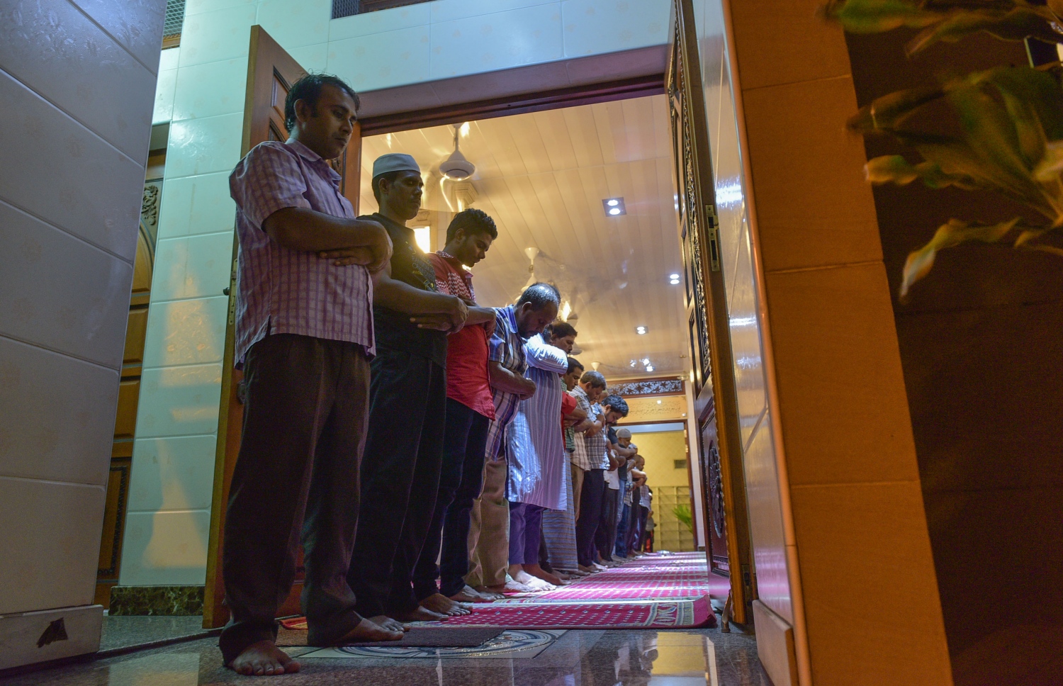 6 ޖޫން 2016، މުލަރޯދަ ދުވަހުގެ ރޭ މާލޭގެ މިސްކިތެއްގައި ތަރާވީހް ނަމާދު ކުރަނީ. -- ފޮޓޯ: މުހައްމަދު ޝަރުހާން / މިހާރު