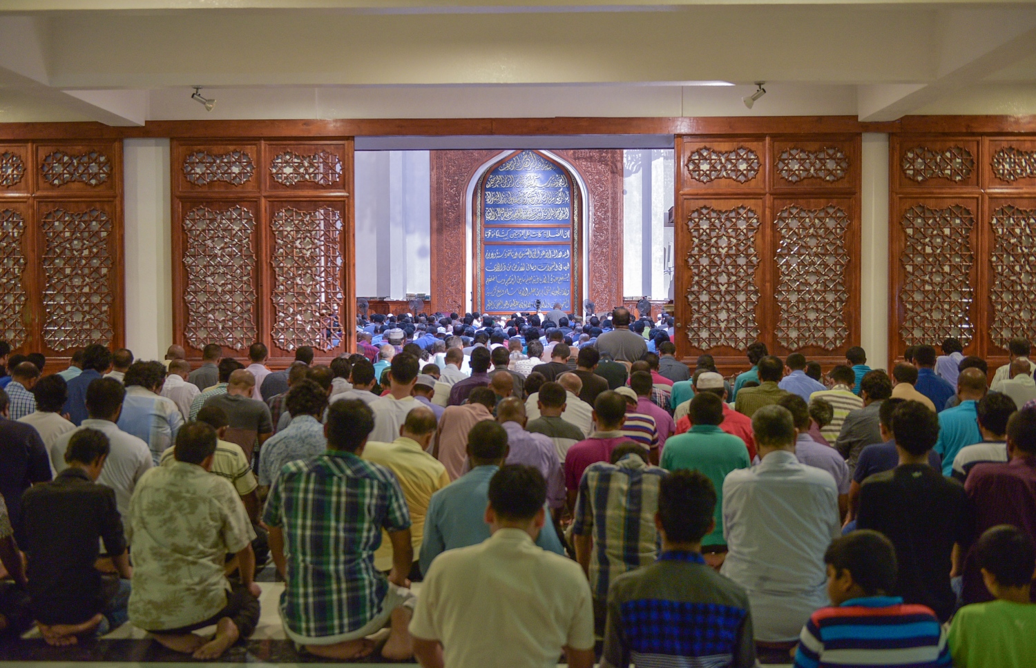 6 ޖޫން 2016، މުލަރޯދަ ދުވަހުގެ ރޭ މާލޭގެ އިސްލާމީ މަރުކަޒުގައި ތަރާވީހް ނަމާދު ކުރަނީ. -- ފޮޓޯ: ނިޝާން އަލީ / މިހާރު