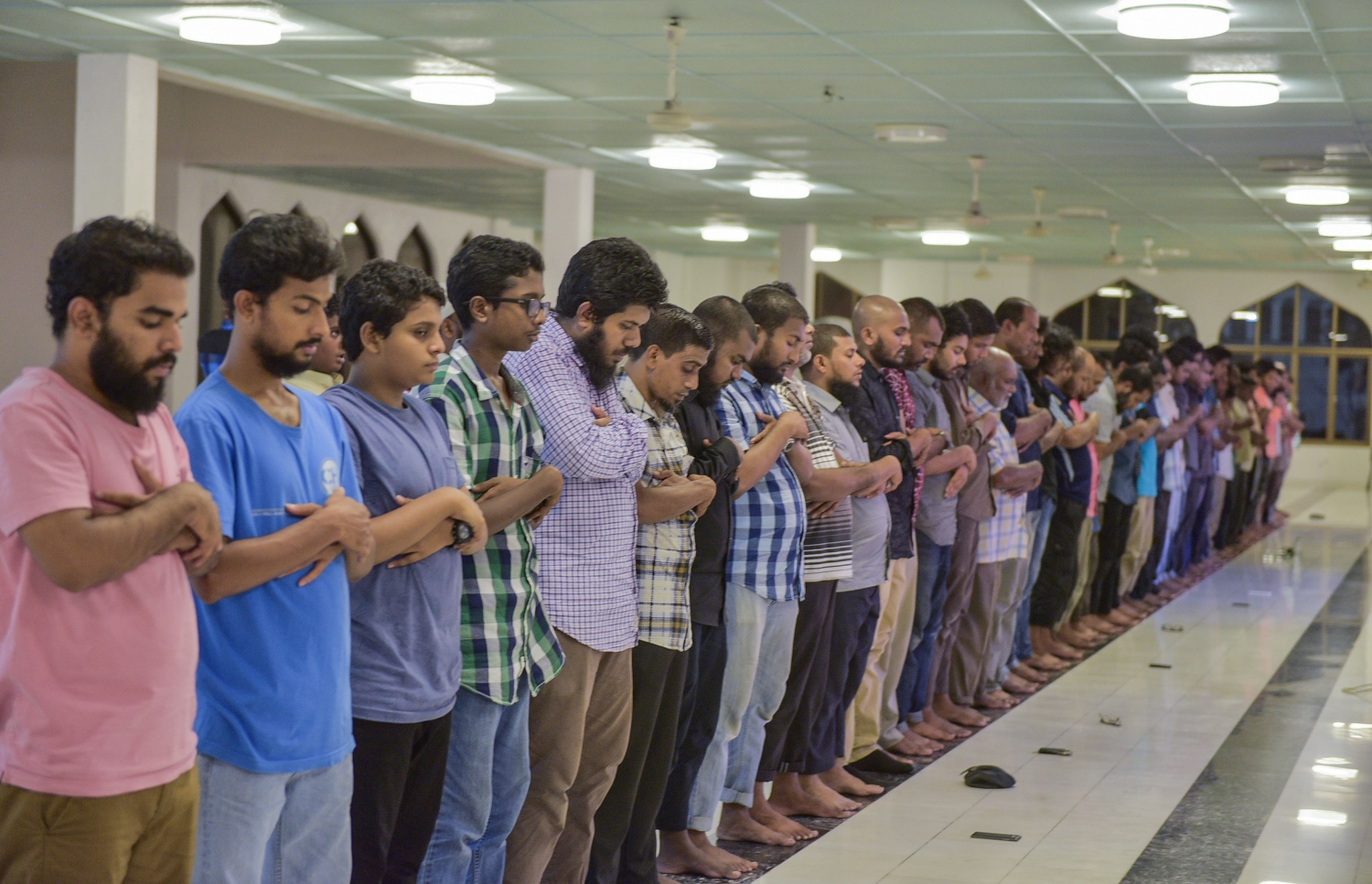 މުލަ ރޯދަ ދުވަހުގެ ރޭ އިސްލާމީ މަރުކަޒުގައި ތަރާވީހް ނަމާދު ކުރަނީ: މި މައްސަރަކީ ޝައިޠާނާގެ ވަސްވާސްތަކުން ދުރުހެލިވުމަށް ލިބޭ ރަނުގެ ފުރުސަތެއް. --ފޮޓޯ: މުހައްމަދު ޝަރުހާން / މިހާރު