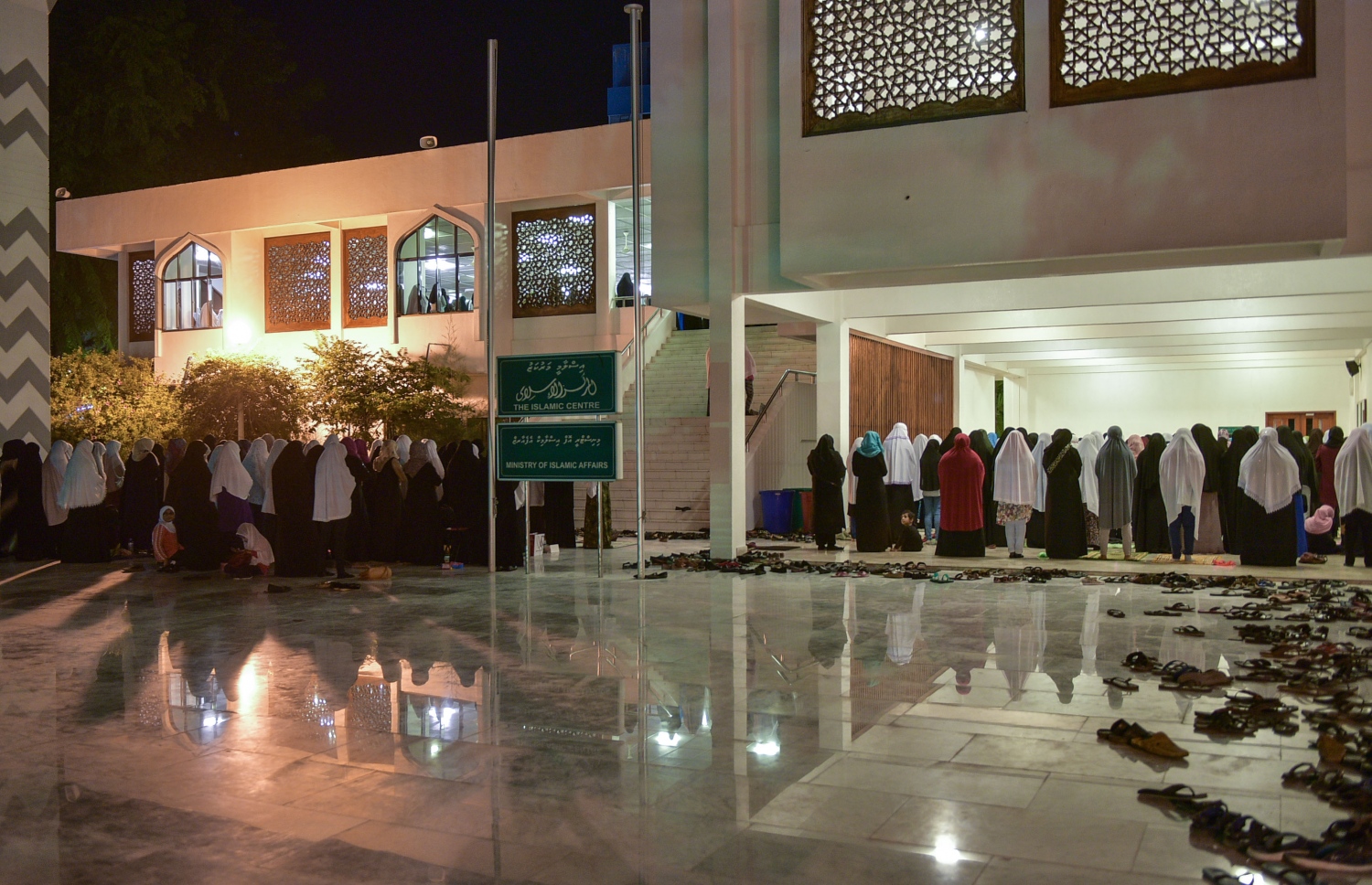 6 ޖޫން 2016، މުލަރޯދަ ދުވަހުގެ ރޭ މާލޭގެ އިސްލާމީ މަރުކަޒުގައި ތަރާވީހް ނަމާދު ކުރަނީ. -- ފޮޓޯ: ނިޝާން އަލީ / މިހާރު