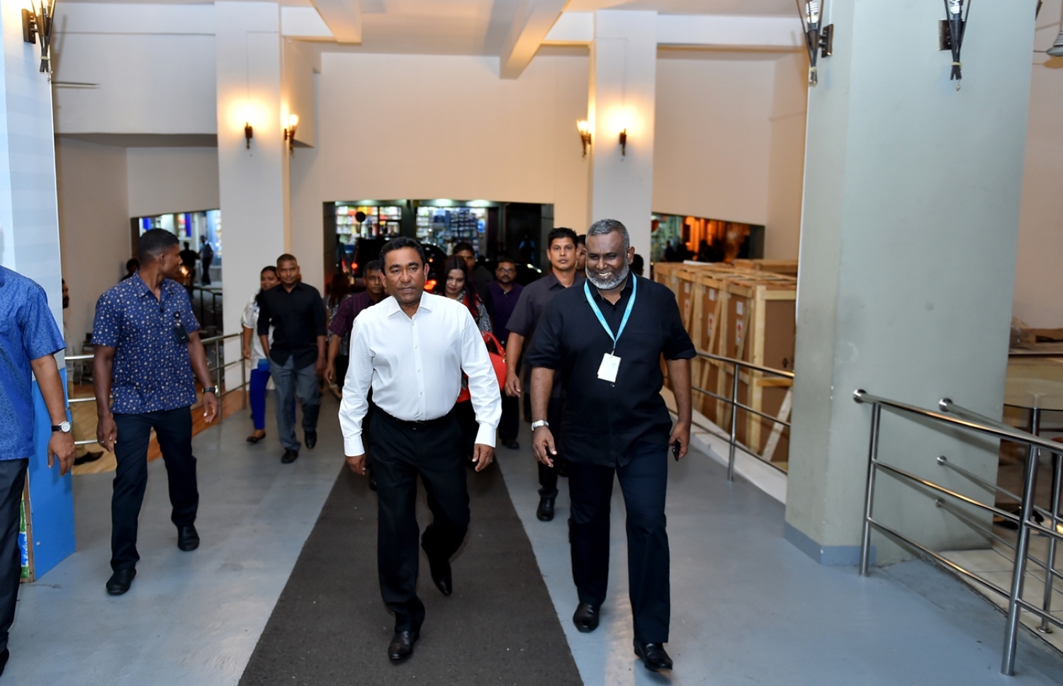 ރައީސް ޔާމީން، އައިޖީއެމްއެޗުގެ ސީއީއޯ ފަރުހަތު ޝަހީރު (ކ)އާ އެކު ހޮސްޕިިޓަލް ތެރެއަށް ވަދެވަޑައިގަންނަވަނީ: އައިޖީއެމްއެޗުގެ ފެންވަރު މަތިކުރުމުގެ މަޝްރޫއުތަކެއް ސަރުކާރުން ވަނީ ފަށާފައި -- ފޮޓޯ: ރައީސް އޮފީސް