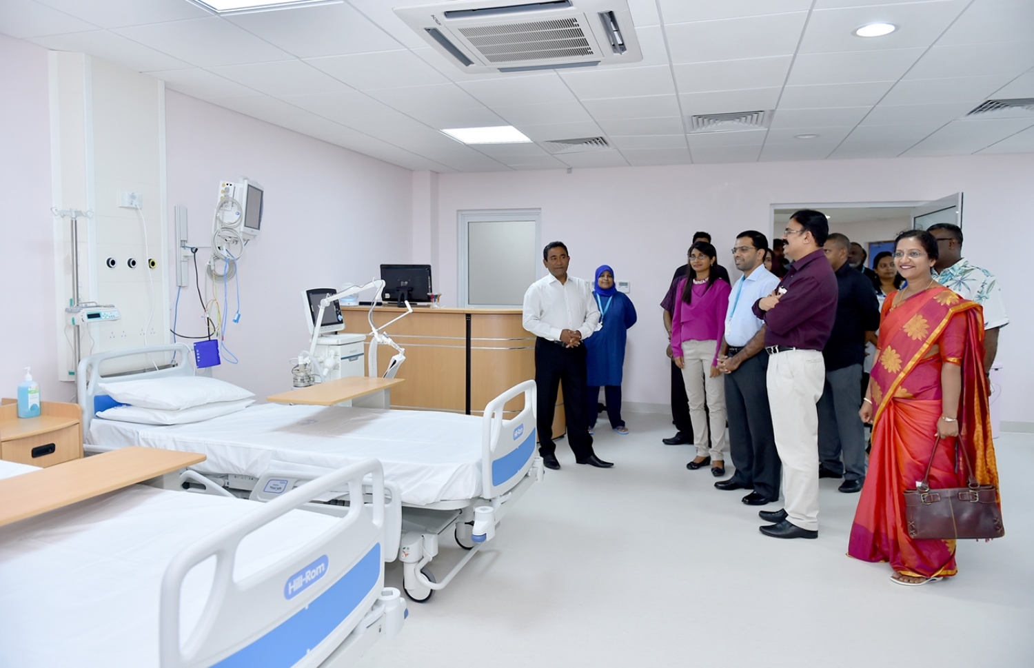 އައިޖީއެމްއެޗުގެ އިސް އޮފިޝަލުންނާ އެކު ރައީސް ޔާމީން ކާޑިއެކް ސެންޓަރުގައި: އެމަނިކުފާނު ވިދާޅުވީ ރާއްޖެ އިން ބޭރަށް ބޭސްފަރުވާ ހޯދަން ދާ މީހުންގެ އަދަދު ކުރިއަށް އޮތް ތަނުގައި މަދުވާނެ ކަމަށް -- ފޮޓޯ: ރައީސް އޮފީސް