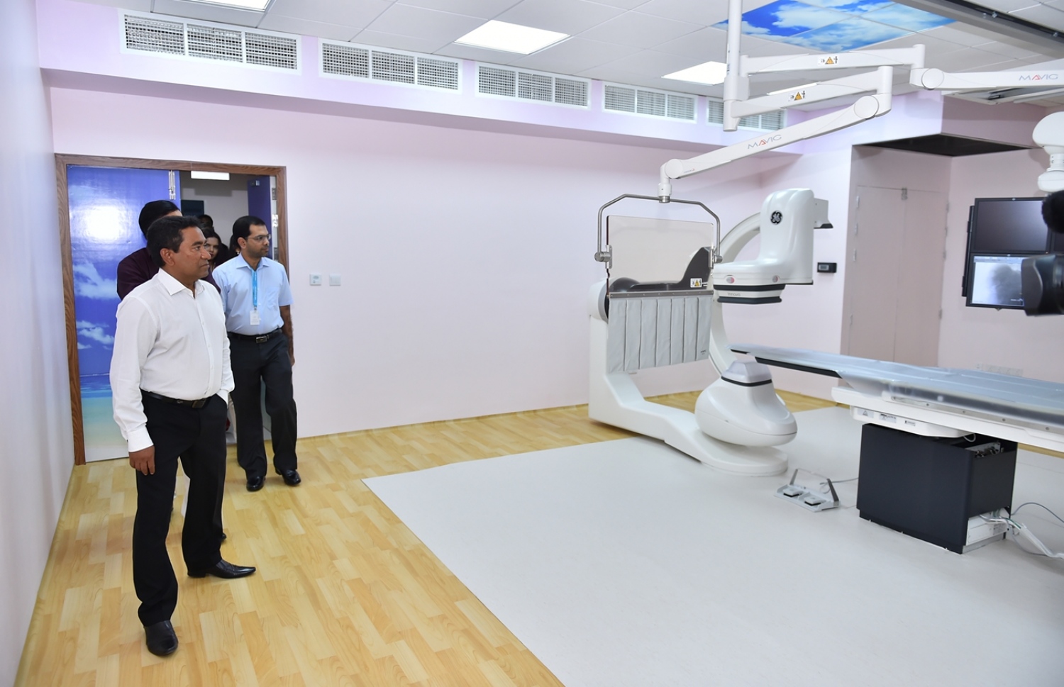 ނޭޝަނަލް ކާޑިއެކް ސެންޓަރުގެ އެތެރޭގައި ހުރި މެޝިންތައް ރައީސް އަބްދުﷲ ޔާމީން ބައްލަވާލައްވަނީ .-- ފޮޓޯ: ރައީސް އޮފީސް