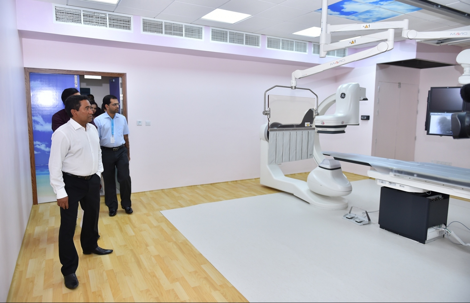 ނެޝަނަލް ކާޑިއެކް ސެންޓަރުގެ ތެރޭގައި ހުރި މެޝިންތަކެއް ރައީސް ޔާމީން ބައްލަވާލައްވަނީ.-- ފައިލް ފޮޓޯ: ރައީސް އޮފީސް