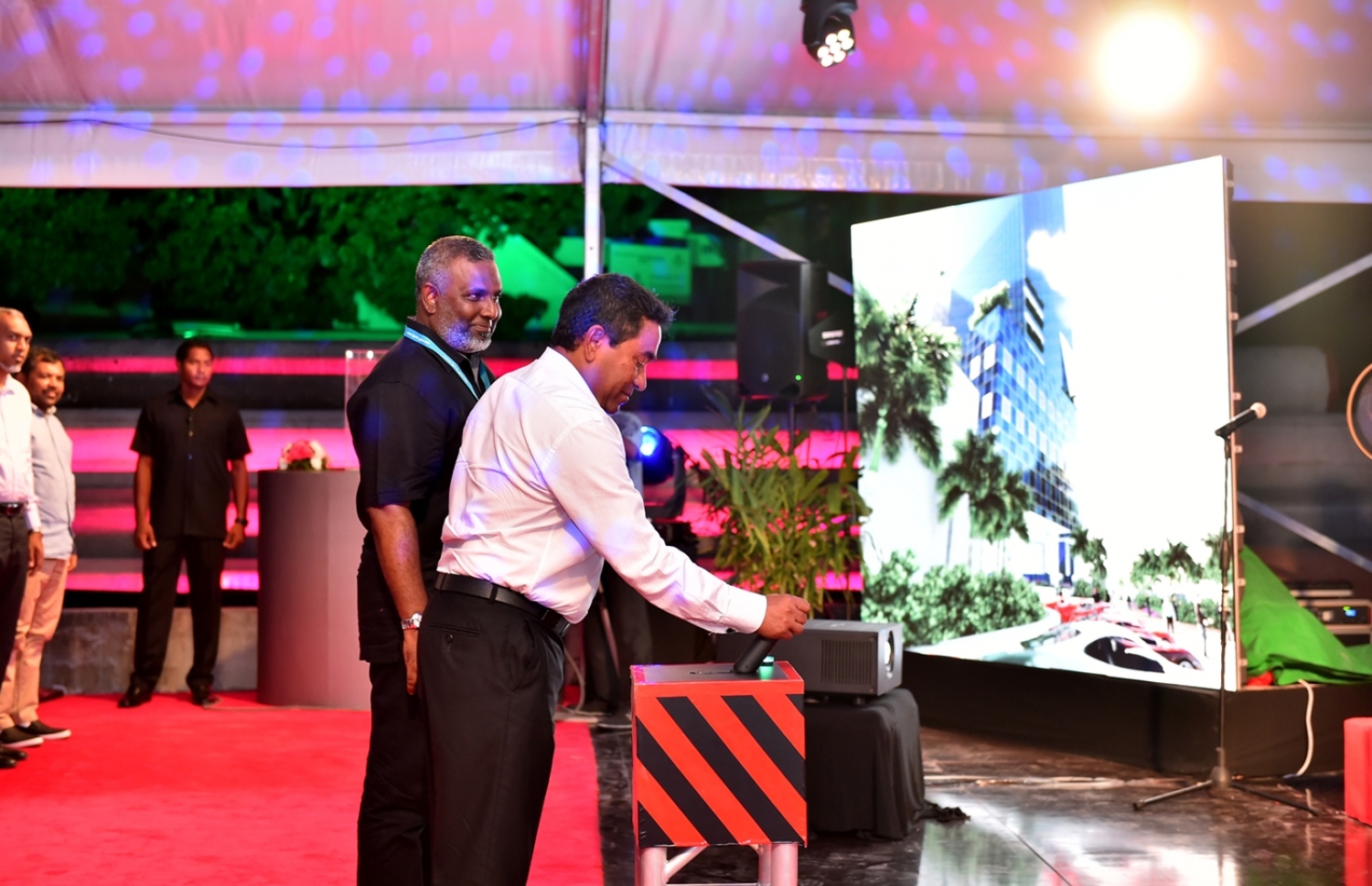 އައިޖީއެމްއެޗުގެ 25 ބުރީގެ އާ އިމާރާތުގެ މަސައްކަތް ރައީސް ޔާމީން އިފްތިތާހުކޮށް ދެއްވަނީ.-- ފައިލް ފޮޓޯ: ރައީސް އޮފީސް