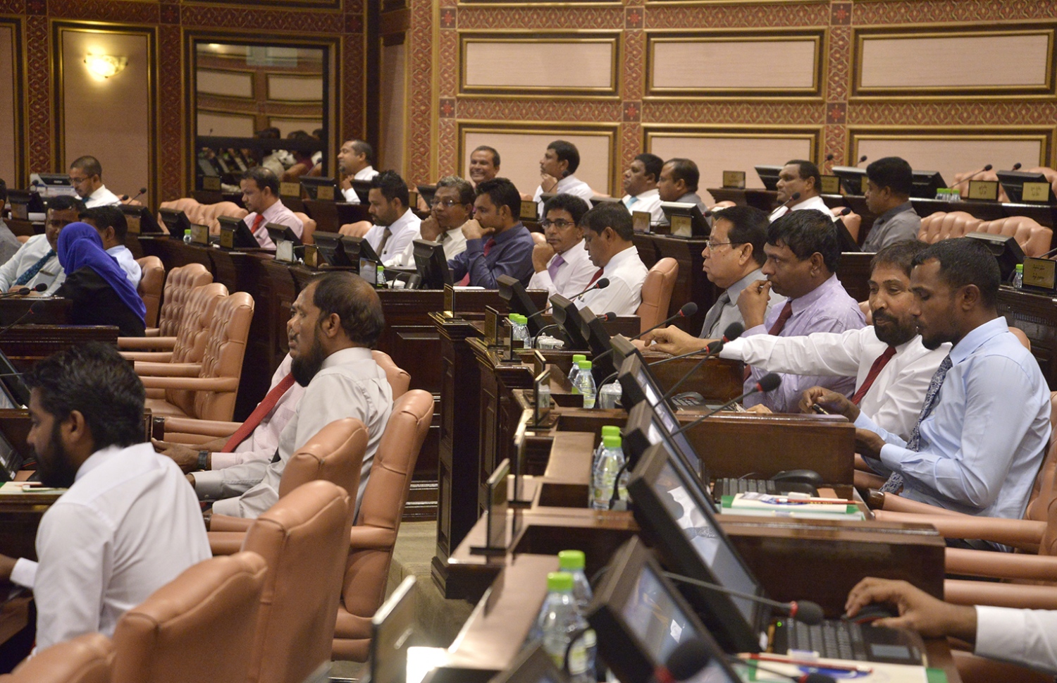 ރައްޔިތުންގެ މަޖިލީހުގެ ޖަލްސާއެއްގައި މެމްބަރުން ބައިވެރިވެވަޑައިގަންނަވަނީ. އަބުރު ރައްކާތެރިކޮށްދިނުމާ ބެހޭ ބިލުގެ ފުރަތަމަ ކިޔުން ވަނީ އިއްވާފައި. - ފޮޓޯ: މަޖިލިސް