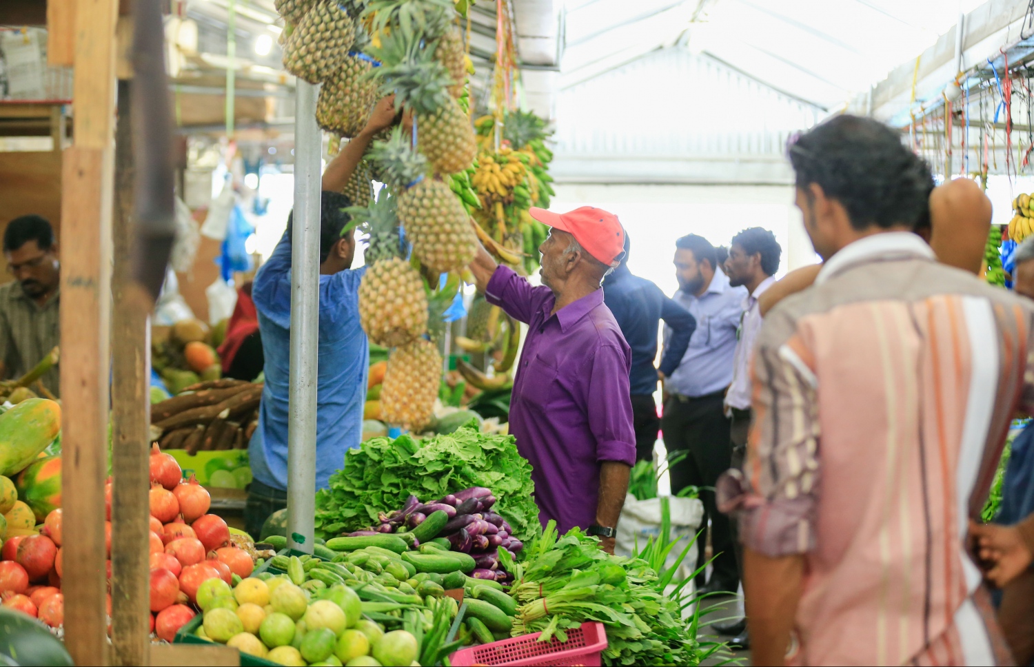 ދަތުރުވެރިންގެ މާރުކޭޓުގައި އަލަނާސިތަކެއް ވިއްކަނީ. އަމިއްލަ މަސައްކަތުން ދިރިއުޅޭ މީހާ އަށް ﷲގެ ޙަޟްރަތުގައި މަތިވެރިވެގެންވާ ދަރުމަ ކަނޑައަޅުއްވާފައިވޭ. --. ފޮޓޯ:ނިޝާން އަލީ/ މިހާރު