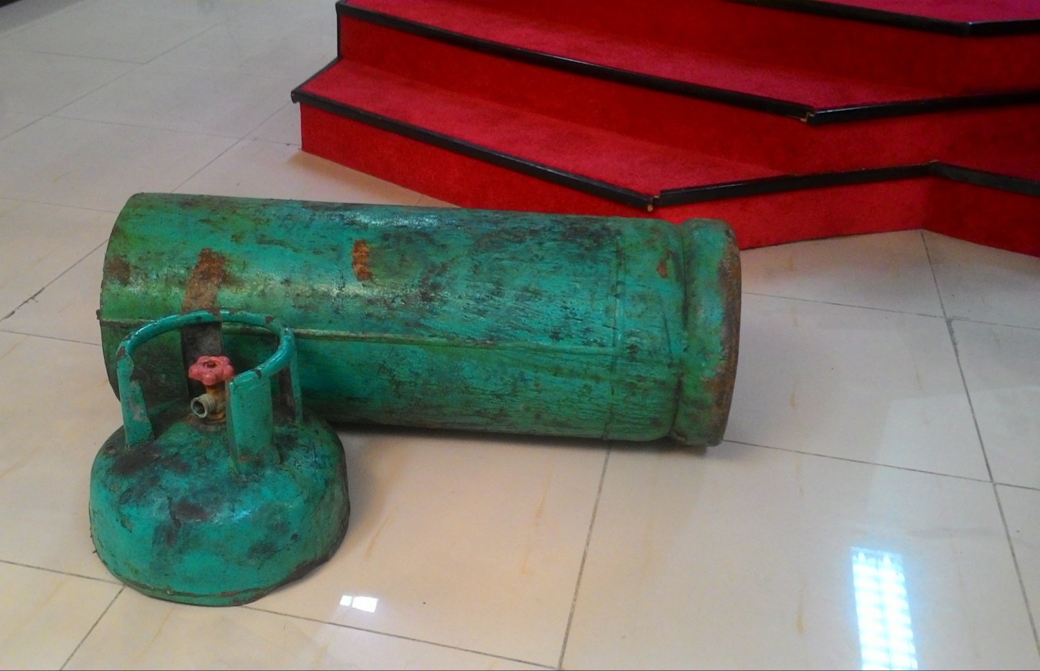 ދޯނީގެ ތެރެއިން ފުލުހުން ހޯދި، މަސްތުވާތަކެތި އަޅާފައިވާ ގޭސް ސިލިންޑަރު. -- ފޮޓޯ: މިހާރު