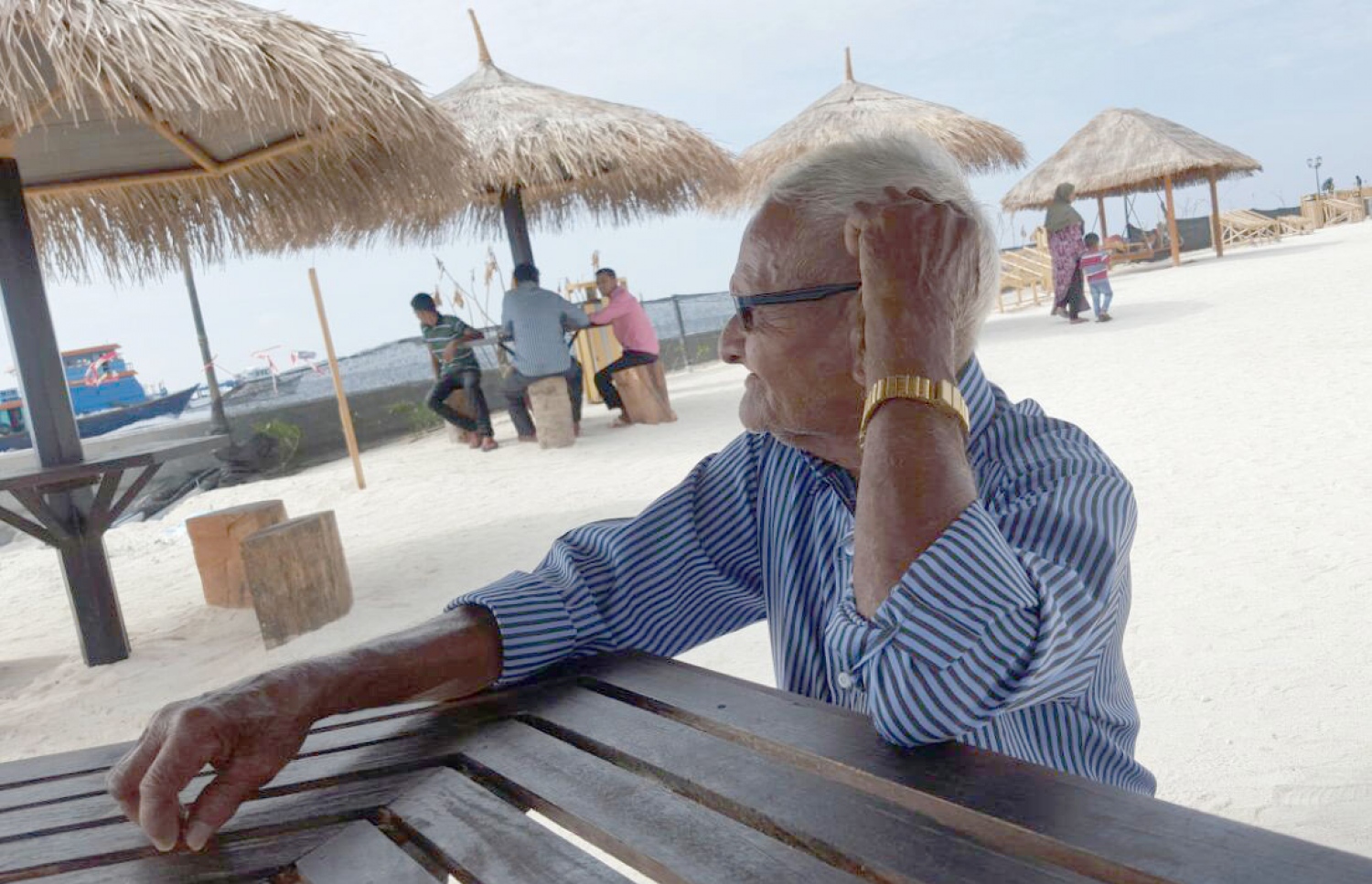 ކާފަ މަރުވުމުގެ ދެ މަސް ކުރިން މާލެ އަށް ކުރި ދަތުރުގައި ރަސްފަންނުގައި އިށީނދެލައިގެން.