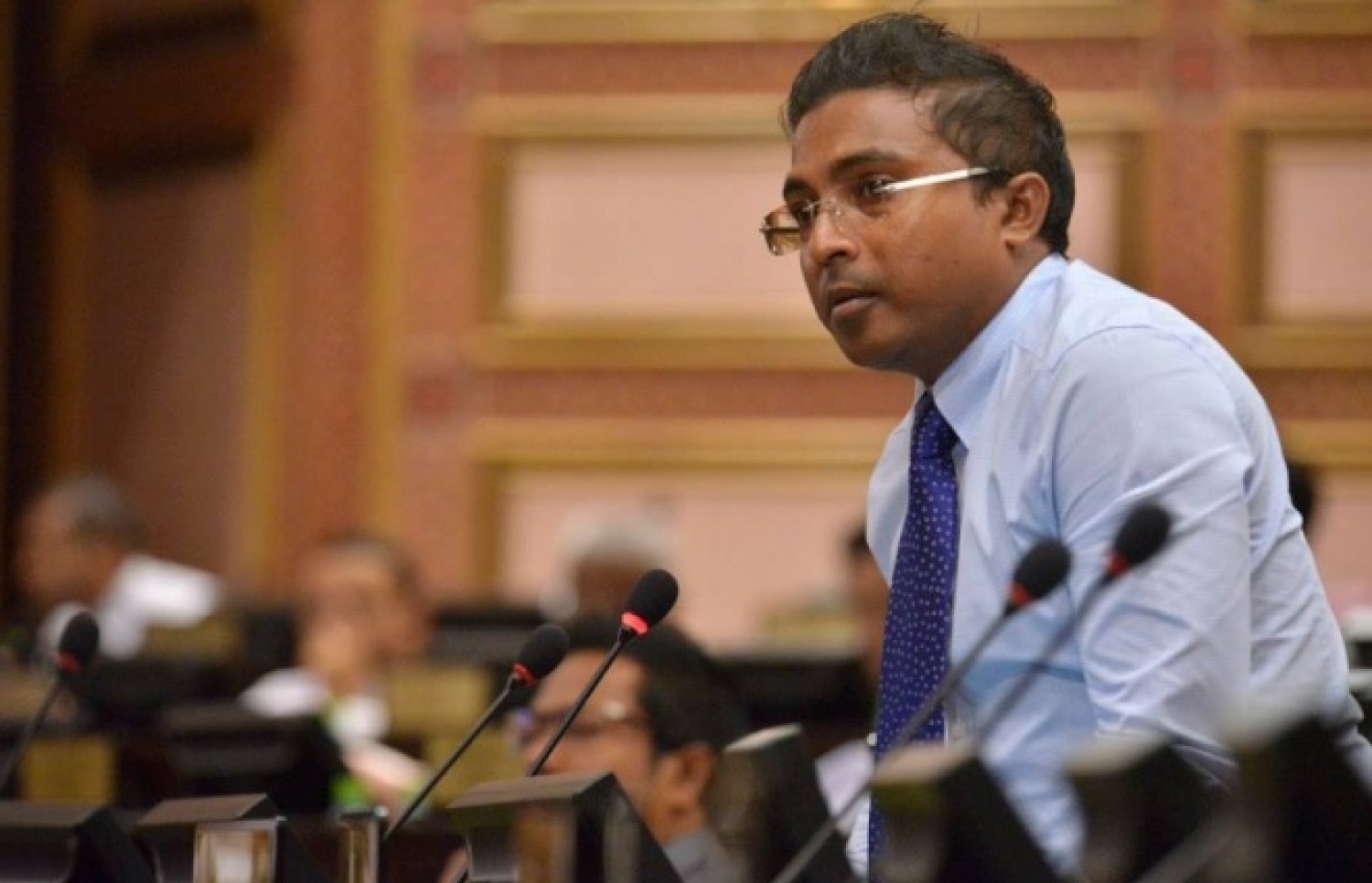 މަޖިލީހުގެ ޖަލްސާއެއްގައި ރިފާއު ވާހަކަ ދައްކަވަނީ: މާލީ ސެކިއުރިޓީޒްއާ ބެހޭ ގާނޫނަށް އިސްލާހު ހުށަހެޅުއްވީ އޭނާ.-- ފޮޓޯ: މަޖިލިސް