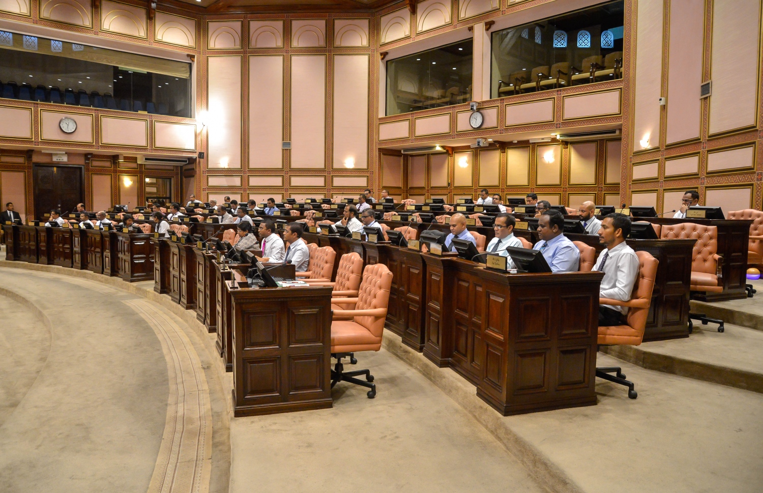 ރައްޔިތުންގެ މަޖިލީހުގެ މިއަދުގެ ޖަލްސާގައި ބައެއް މެމްބަރުން ބައިވެރިވެވަޑައިގަންނަވަނީ. ޓޫރިޒަމާ ބެހޭ ގާނޫނަށް ވަނީ ގިނަ އިސްލާހުތަކެއް ހުށަހަޅާފައި. - ފޮޓޯ: މަޖިލިސް