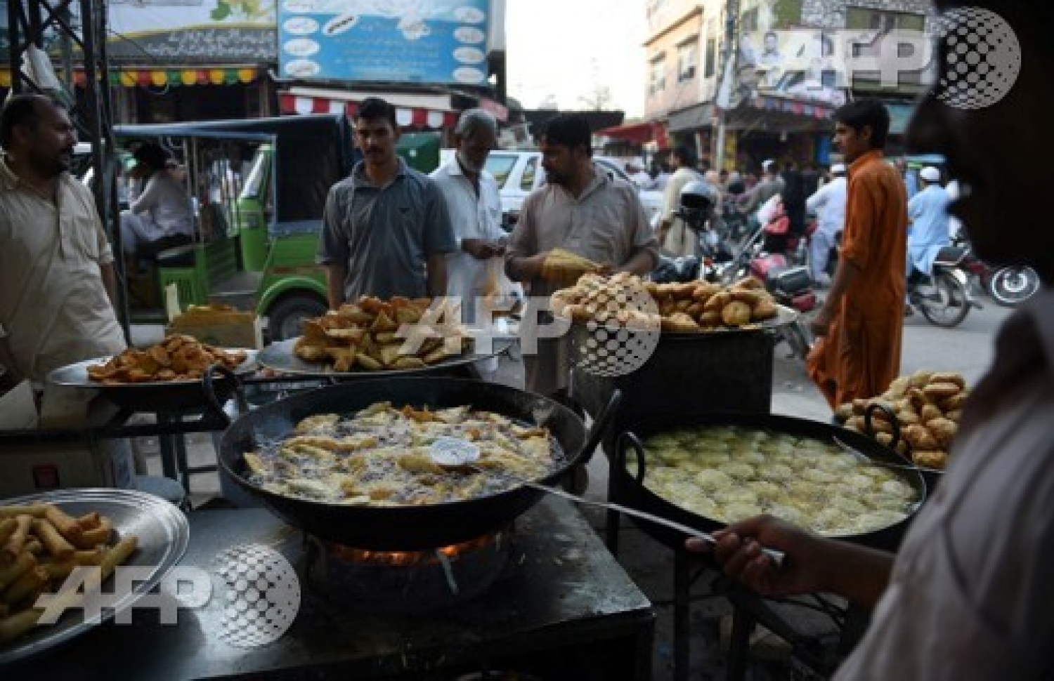 ޕާކިސްތާން: ޖޫން 7، 2016: ރަމަޟާން މަހު ފުރަތަމަ ދުވަހުގެ ރޯދަ ވީއްލުމަށް ޕާކިސްތާނުގައި ބަޔަކު ހެދިކާ ހަދަނީ. -- ފޮޓޯ: އޭއެފްޕީ