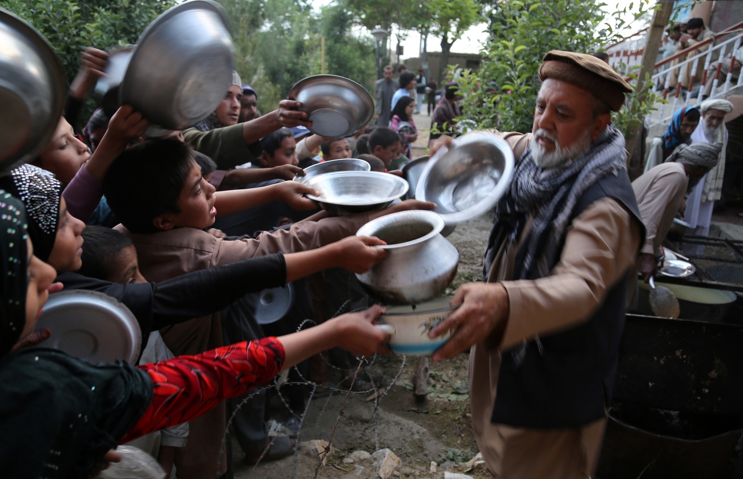 އަފްޣާނިސްތާން: ޖޫން 7، 2016: ރަމަޟާން މަހު ފުރަތަމަ ދުވަހުގެ ރޯދަ ވީއްލުމަށް ފަގީރުންނަށް ކާނާ ބަހަނީ.-- ފޮޓޯ: އޭއެފްޕީ