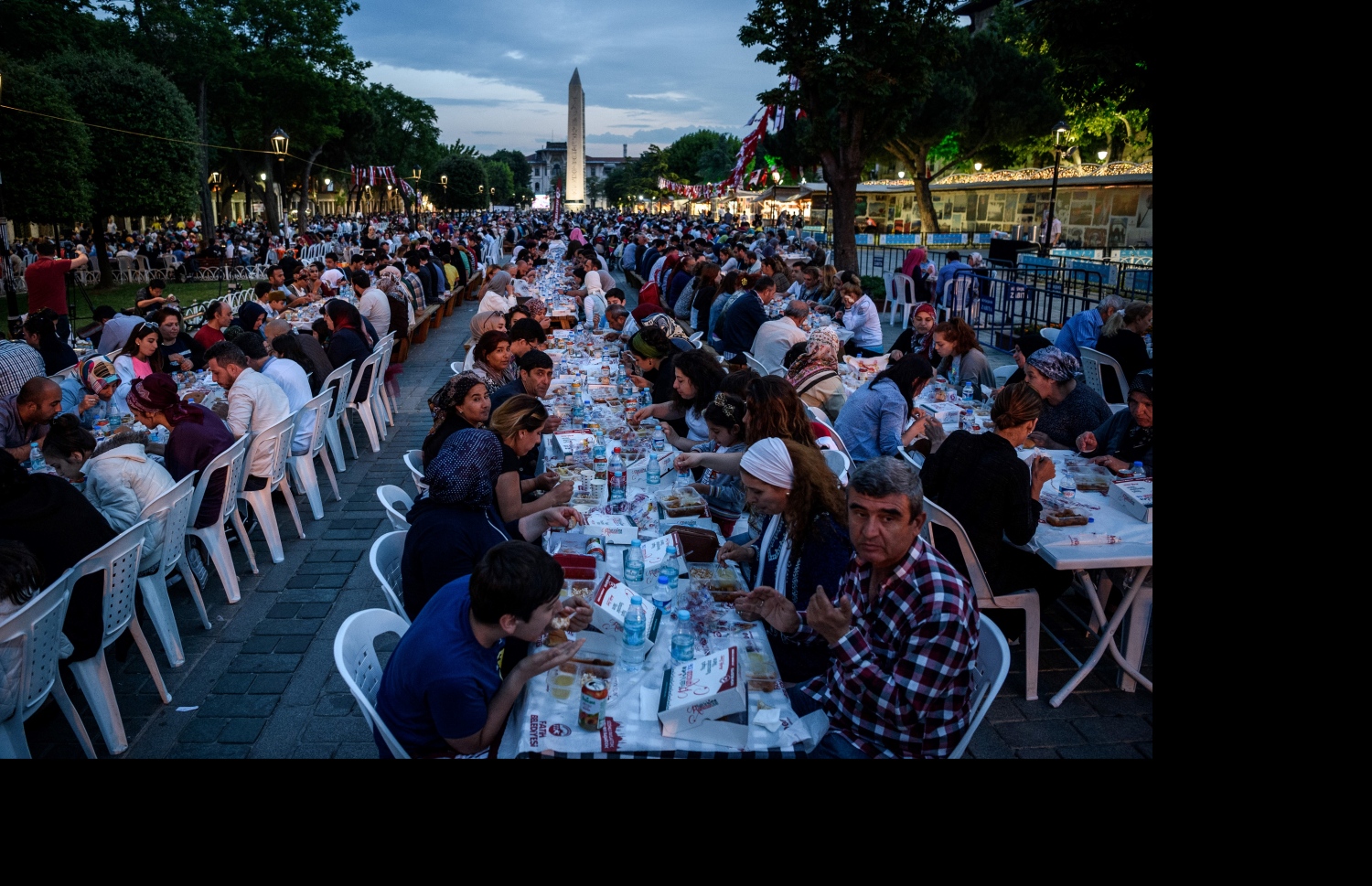ތުރުކީ: ޖޫން 6، 2016: ރަމަޟާން މަހު ފުރަތަމަ ދުވަހު ތުރުކީ ބަޔަކު، އިސްތަންބުލްގައި ހުންނަ ބްލޫ މިސްކިތު ގޯތިތެރޭގައި ރޯދަ ވީއްލަނީ.-- ފޮޓޯ: އޭއެފްޕީ
