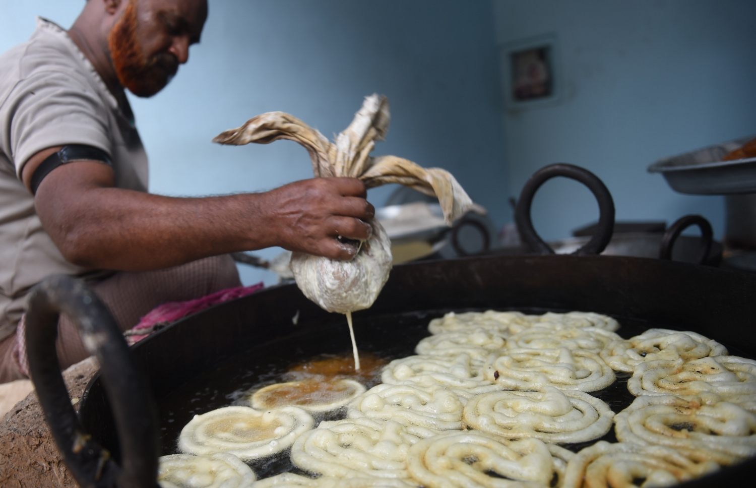 ޕާކިސްތާން: ޖޫން 7، 2016: ރަމަޟާން މަހު ފުރަތަމަ ދުވަހުގެ ރޯދަ ވީއްލުމަށް ޕާކިސްތާނުގެ ބޭކަރީއަކުން ކާއެއްޗެހި ތައްޔާރުކުރަނީ.-- ފޮޓޯ: އޭއެފްޕީ