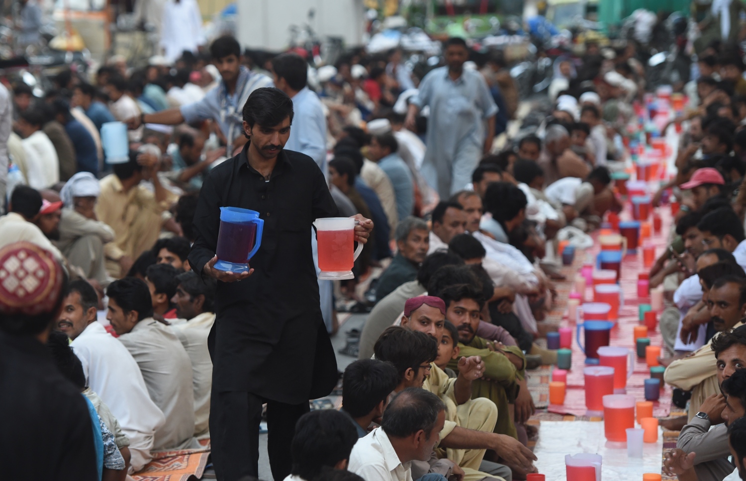 ޕާކިސްތާން: ޖޫން 7، 2016: ރަމަޟާން މަހު ފުރަތަމަ ދުވަހުގެ ރޯދަ ވީއްލުމަށް ޕާކިސްތާނުގެ މިސްކިތަކަށް ޖަމާވެފައިތިބި މީހުންނަށް ޖޫސް ބަހަނީ.-- ފޮޓޯ: އޭއެފްޕީ