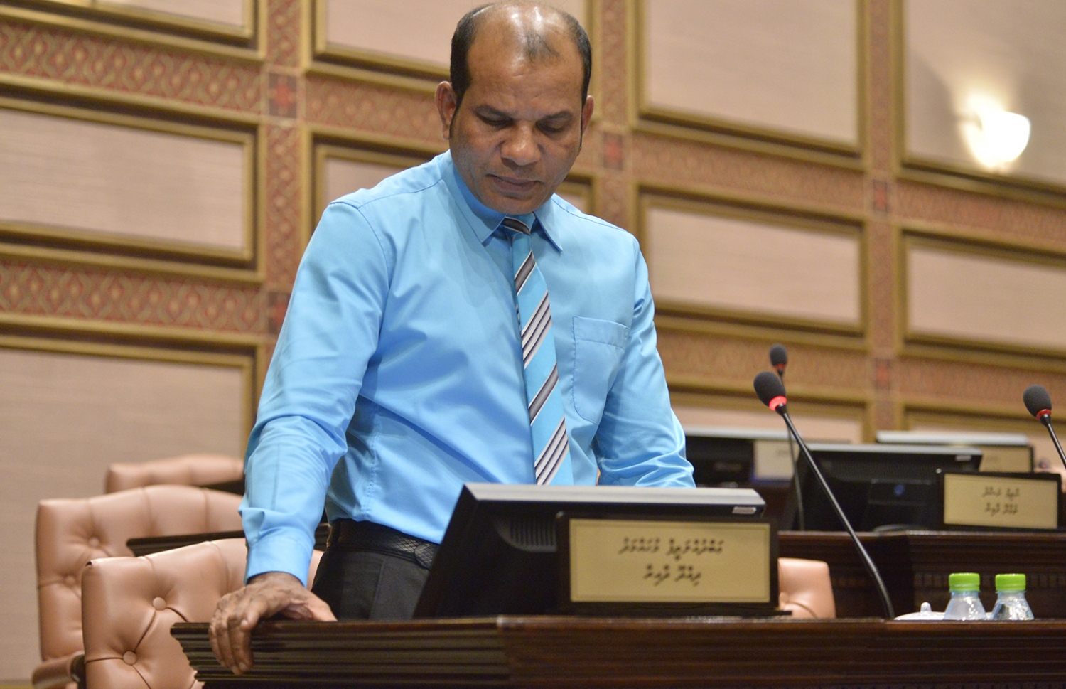 ރައްޔިތުންގެ މަޖިލީހުގެ ޖަލްސާއެއްގައި ދިއްދޫ ދާއިރާގެ މެމްބަރު ލަތީފު ވާހަކަ ދައްކަވަނީ: ބައެއް ޕާމަނަންޓް ސެކްރެޓަރީންގެ އަމަލުތަކާ ހެދި، ސަރުކާރުގެ ސިޔާސަތުތައް ތަންފީޒު ކުރަން ދަތިވާ ކަމަށް އޭނާ ވިދާޅުވޭ.--- ފޮޓޯ: މަޖިލިސް