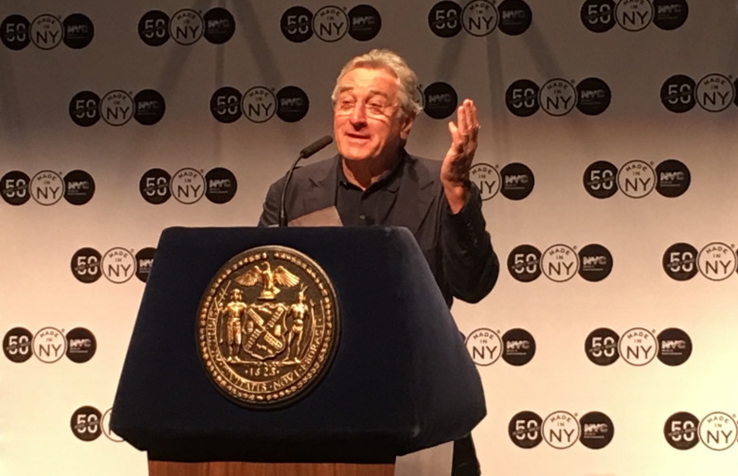 މޯމްގެ އެމްބެސެޑަރުން އިއުލާން ކުރަން ބޭއްވި ހަފުލާފައި ޑެ ނީރޯ ވާހަކަ ދައްކަނީ.