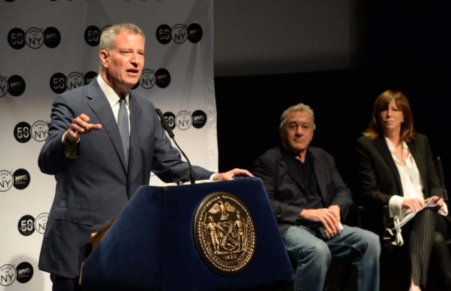 މޯމް އަށް އެމްބެސެޑަރުން ހަމަޖައްސަން ބޭއްވި ހަފުލާގައި މޭޔަރު ވާހަކަ ދައްކަވަނީ.