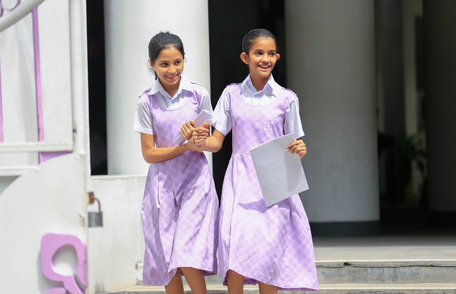 ހިރިޔާ ސްކޫލުގެ ދެ ދަރިވަރުން ރިޕޯޓު ފޮތް ހިފައިގެން ދަނީ:.-- ފޮޓޯ: މުހައްމަދު ޝަރުހާން/ މިހާރު