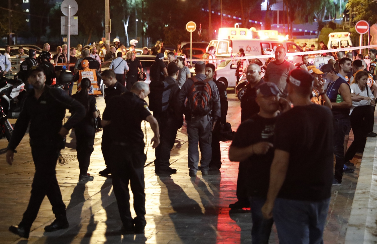 ހަމަލާ އަށް ފަހު އިޒްރޭލުގެ އިމަޖެންސީ ސާވިސްގެ މެންބަރުން ހަރަކާތްތެރި ވަނީ. --ފޮޓޯ:އޭއެފްޕީ