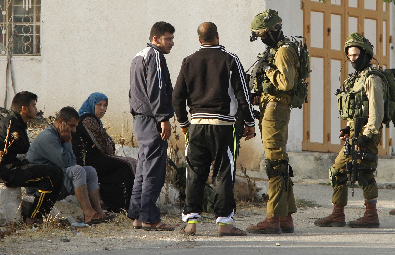 ހަމަލާއާ ގުޅިގެން އިޒްރޭލް ސިފައިން ފަލަސްތީނުގެ ބަޔަކު ބަލާ ފާސް ކުރަނީ. --ފޮޓޯ:އޭއެފްޕީ