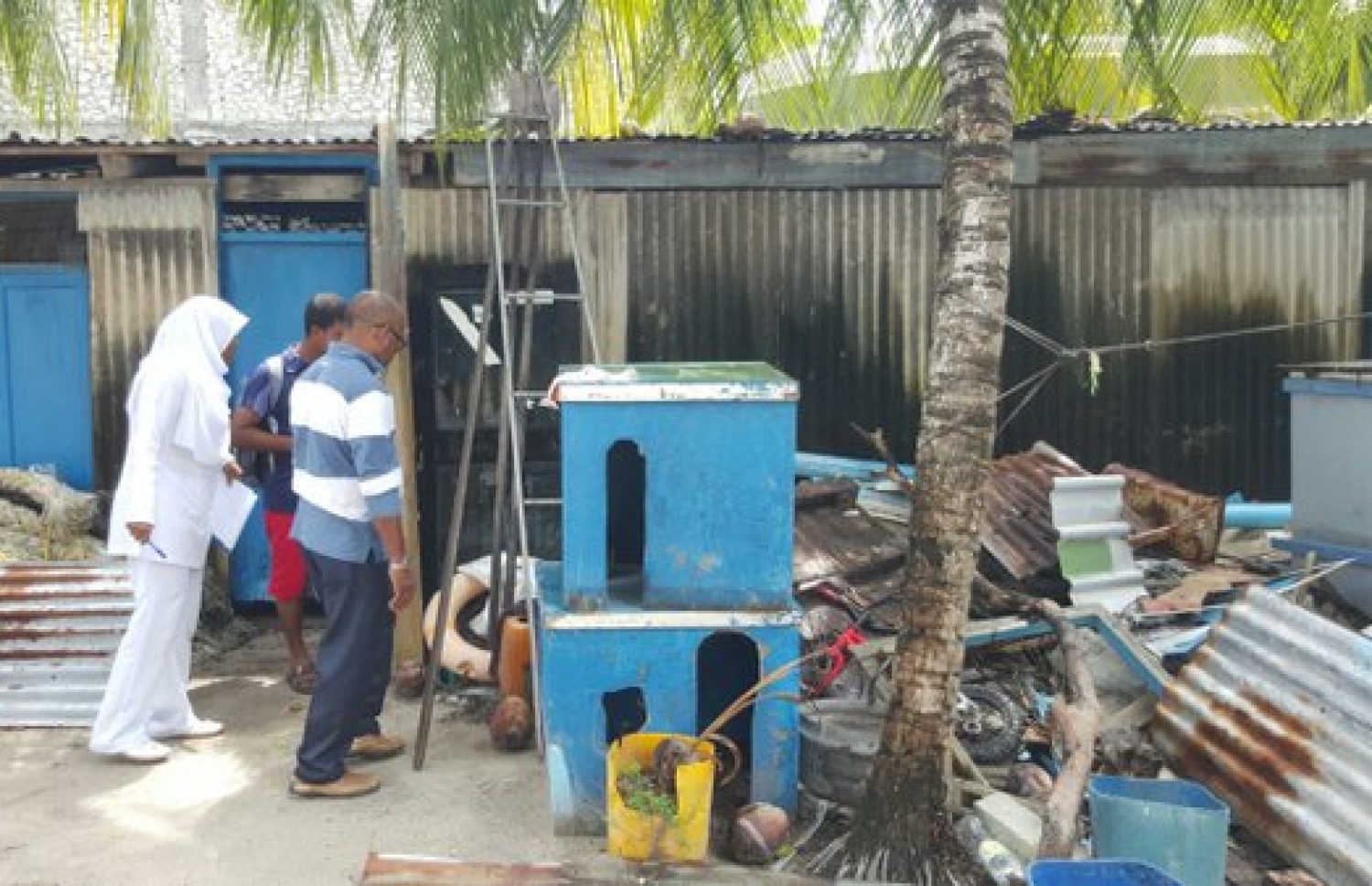 ދ. އަތޮޅުގެ ހޮސްޕިޓަލްގެ މުވައްޒަފުން ޑެންގީ މަދުކުރުމުގެ ކެމްޕެއިންގެ ތެރެއިން ތަންތަން ސާފުކުރަނީ --ފޮޓޯ:ހެލްތް މިނިސްޓްރީ