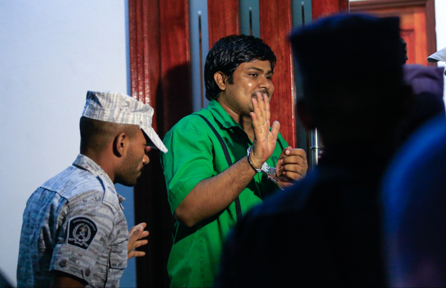 ހަމަލާގައި ބައިވެރިވިކަން ސާބިތުވެ 10 އަހަރުގެ ހުކުމެއް އައި، އަދީބުގެ ބޮޑީގާޑެއް މިރޭ ކޯޓަށް ވައްދަނީ. -- ފޮޓޯ: މުހައްމަދު ޝަރުހާން/މިހާރު