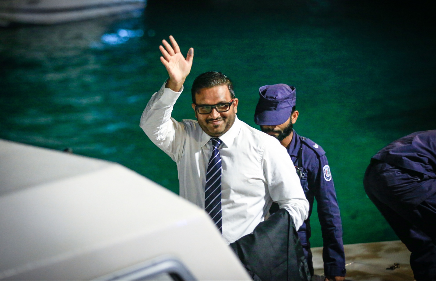 ކޯޓަށް ހާޒިރުވެވަޑައިގަތުމަށް ފަހު އަދީބު އަނބުރާ ދޫނިދު އަށް ގެންދަނީ.---މިހާރު ފައިލް ފޮޓޯ