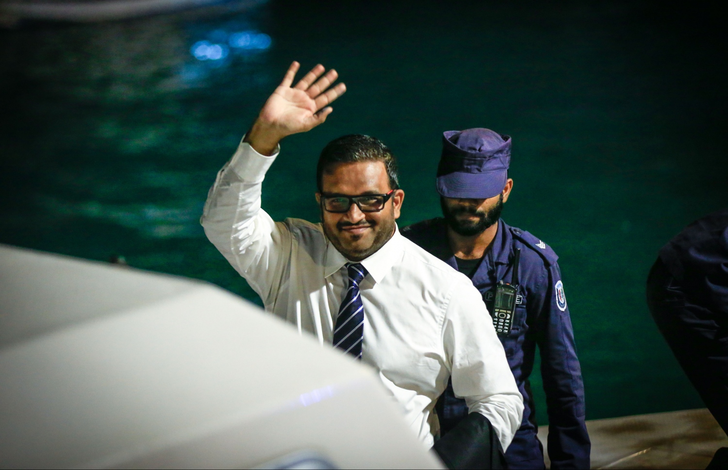 ކްރިމިނަލް ކޯޓުގައި ބޭއްވި ޝަރީއަތަކަށް ފަހު އަދީބު ފުލުހުން ގެންދަނީ.---މިހާރު ފޮޓޯ