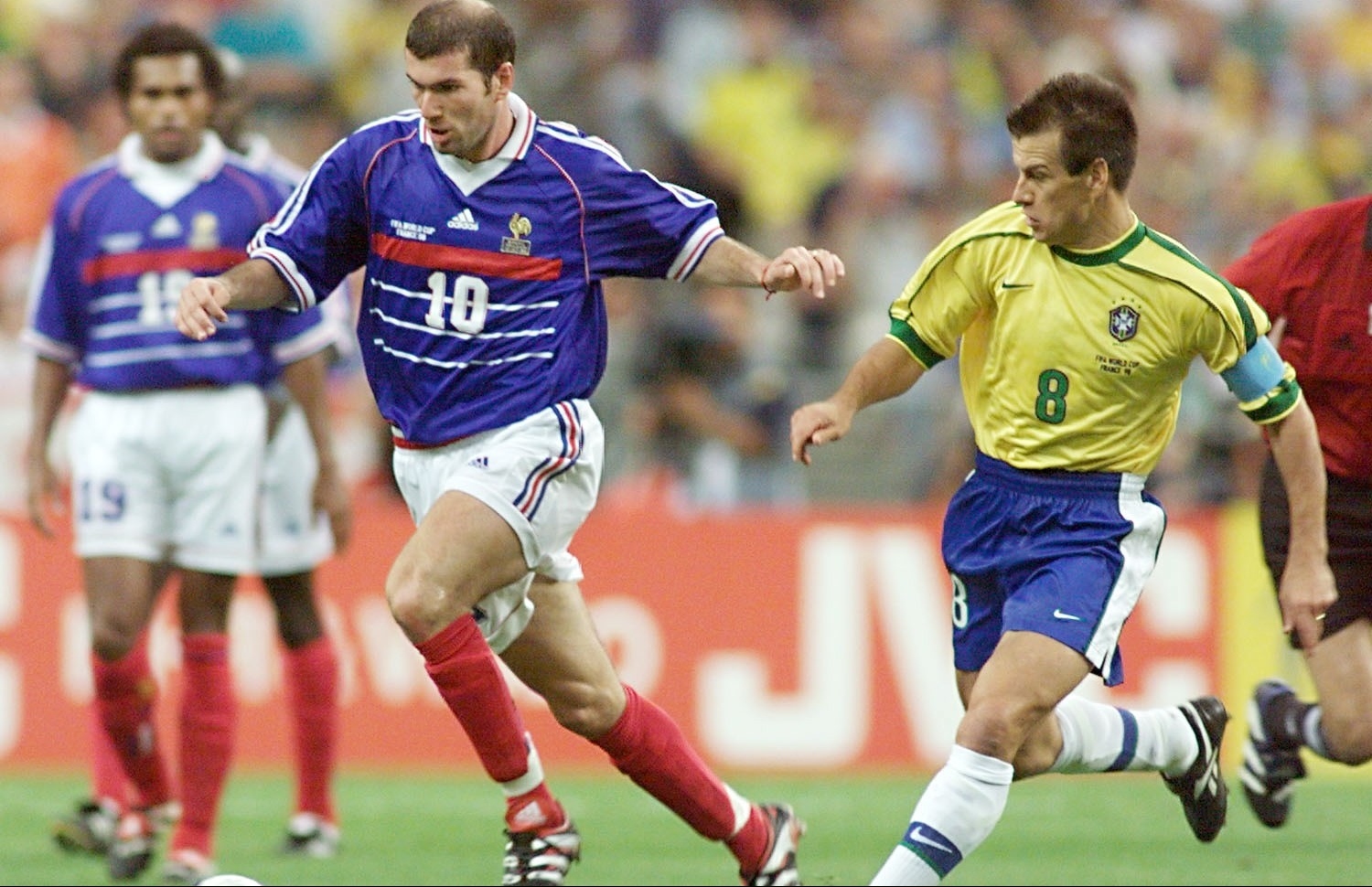 ޒިދާން (ވ) 1998 ވަނަ އަހަރުގެ ވޯލްޑް ކަޕުގައި ބްރެޒިލްގެ ޑުންގާ ކައިރިން ދެމި ގަންނަނީ.