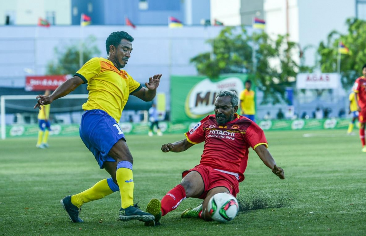 ވެލެންސިއާގެ މައުސޫމް އަބްދުލް ގަފޫރު (މާސޭ) (ވ) އަށް ވިކްޓަރީގެ އަހުމަދު މުޖުތަބާ (ފެސްކޯ) ފައުލުކުރަނީ. -- ފޮޓޯ: ނިޝާން އަލީ/ މިހާރު