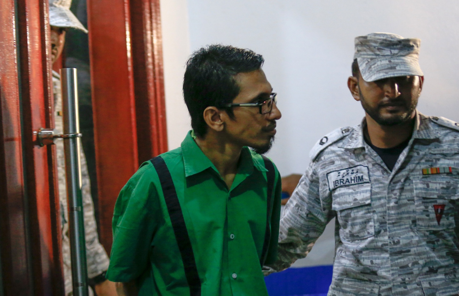 ގާޒީ ނިހާނަށް ހުކުމް އިއްވުމަށް ފަހު އޭނާ ކްރިމިނަލް ކޯޓުން މިރޭ ނެރެގެން ގެންދަނީ -- ފޮޓޯ: މުހަންމަދު ޝަރުހާން/ މިހާރު