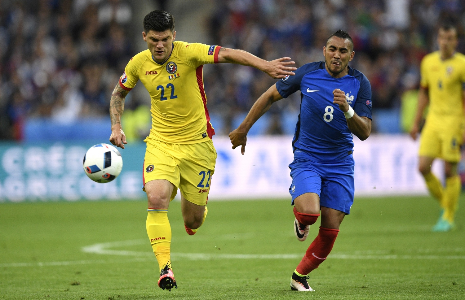 ރުމޭނިއާގެ ކްރިސްޓިއަން ސަޕުނާރޫ (ވ) ކައިރިން ފްރާންސްގެ ޕަޔެޓް ބޯޅަ ހިފައިގެންދާން މަސައްކަތްކުރަނީ.-- ފޮޓޯ: އޭއެފްޕީ