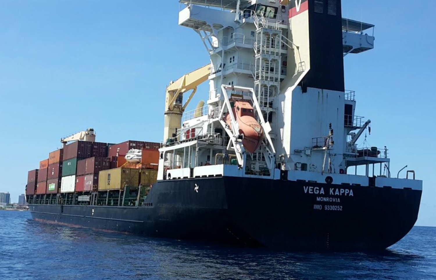 އެއް ފަހަރާ އެންމެ ގިނަ ކޮންޓެއިނަރު އެތެރެކުރި ބޯޓު މާލޭ ބަނދަރުގައި. --ފޮޓޯ: ލިލީ ޝިޕިން