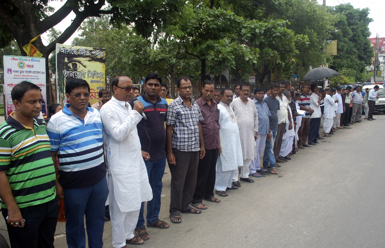 ބަންގްލަދޭޝްގައި ހިންގާ މީހުން މެރުމުގެ ހާދިސާތަކާ ދެކޮޅަށް އަޑު އުފުލަނީ. --ފޮޓޯ:އޭއެފްޕީ