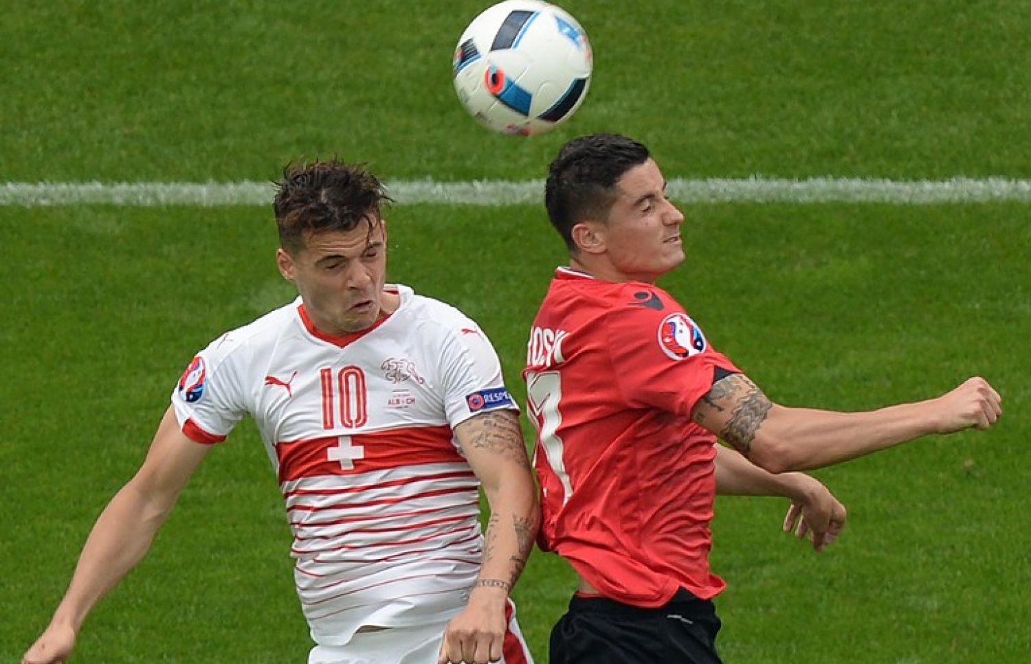 އަލްބޭނިއާގެ ޓޫލާންޓް ޒާކާ (ކ) އާއި ސްވިޒަލެންޑުގެ ގްރޭނިޓް ޒާކާ ބޮލުން ބޯޅަ ފޮނުވާލަން މަސައްކަތް ކުރަނީ.-- ފޮޓޯ: އޭއެފްޕީ