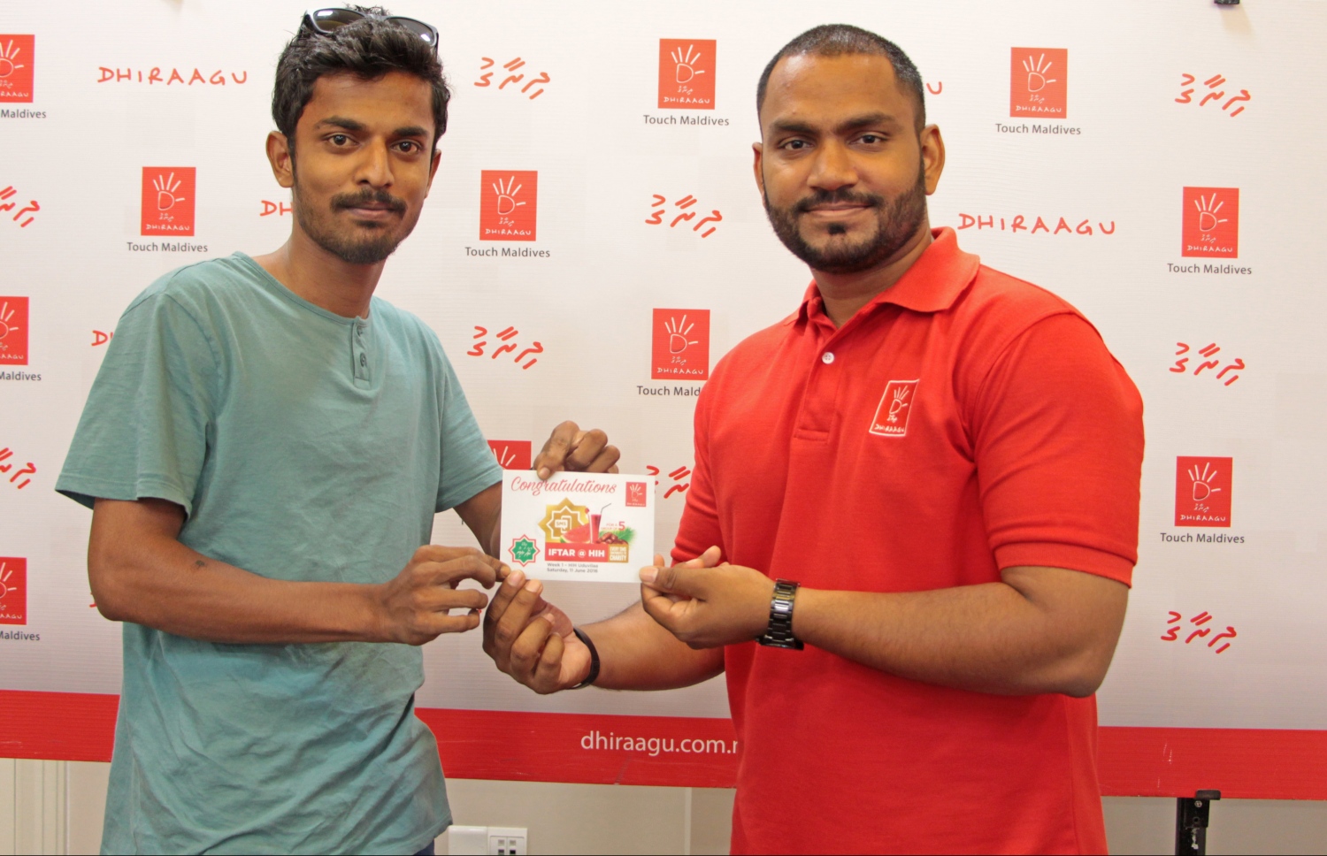 ދިރާގު ރޯދަ ހަދިޔާ ޕްރޮމޯޝަންގެ ފުރަތަމަ ހަފުތާގެ އެޗްއައިއެޗް ރޯދަ ވީއްލުން ލިބުނު ނަސީބުވެރިޔާއާ އިނާމު ހަވާލު ކުރަނީ. -- ފޮޓޯ: ދިރާގު